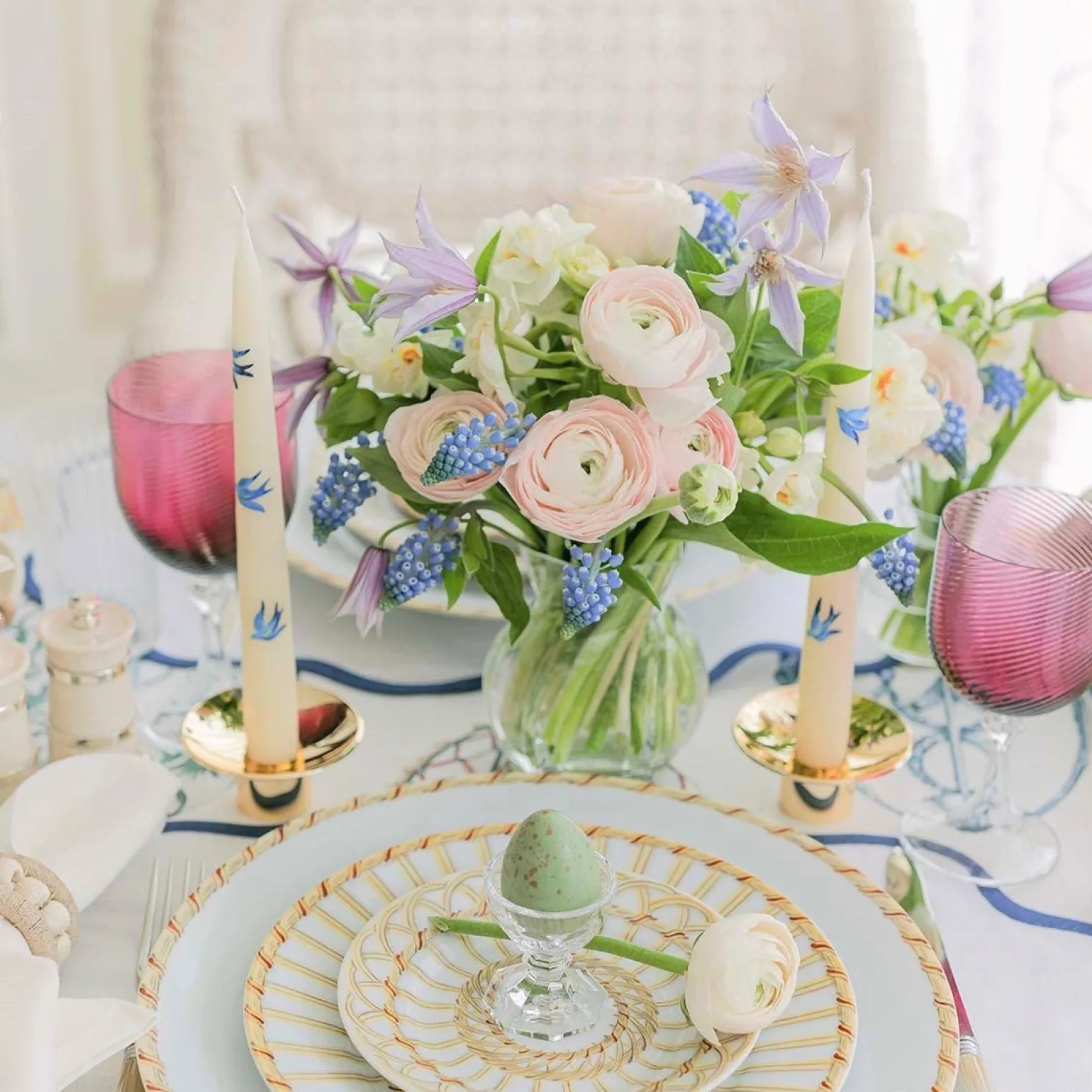 blue_bird_handpainted_can_1.webp Blue Bird Hand-Painted Candle - Set of 2