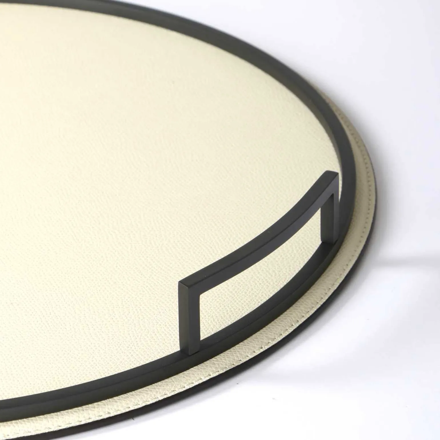 defile_medium_round_leath_1-2.webp Defile Medium Round Leather Tray Ivory