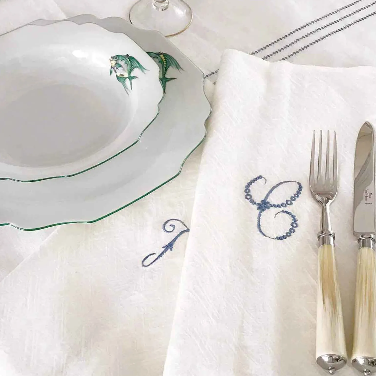 julia_light_horn_piece_se_1.webp Julia Light Horn 2-Piece Serving Set