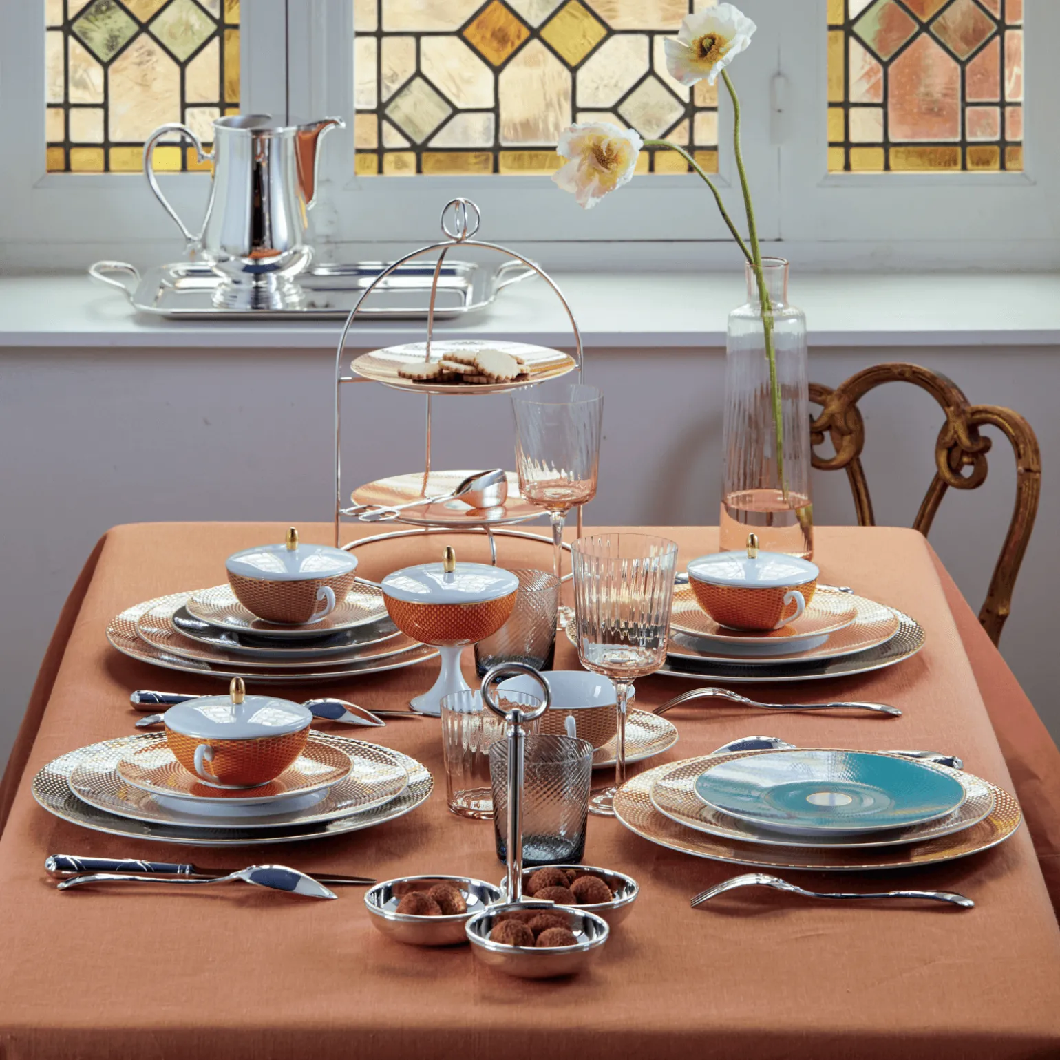 latitude_threetiered_plat_1.webp Latitude Three-Tiered Plate Stand