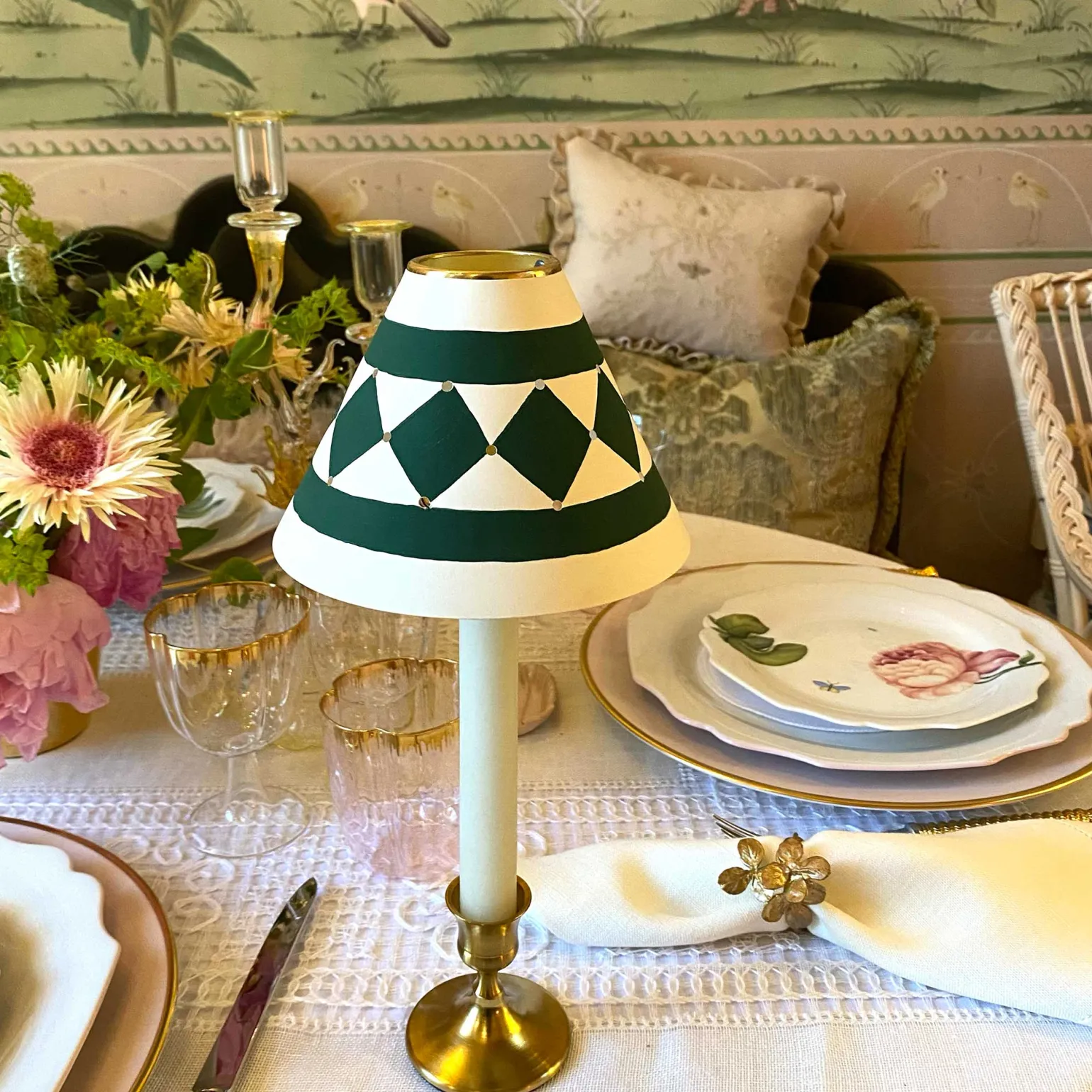 pilatos_handpainted_lamps_1.webp Pilatos Hand-Painted Lampshade Verde