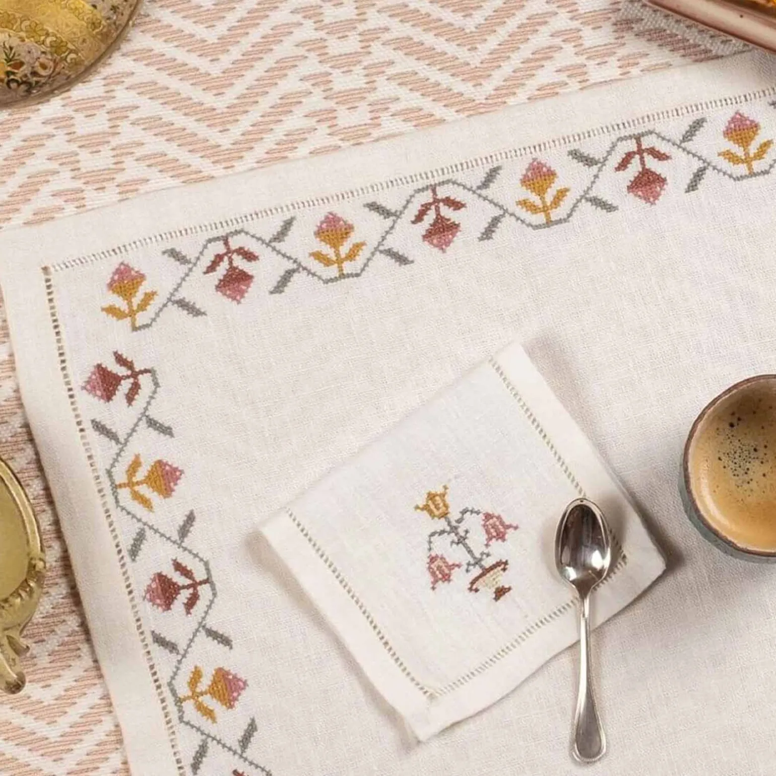 rosebud_handembroidered_l_3.webp Rosebud Hand-embroidered Linen Placemat