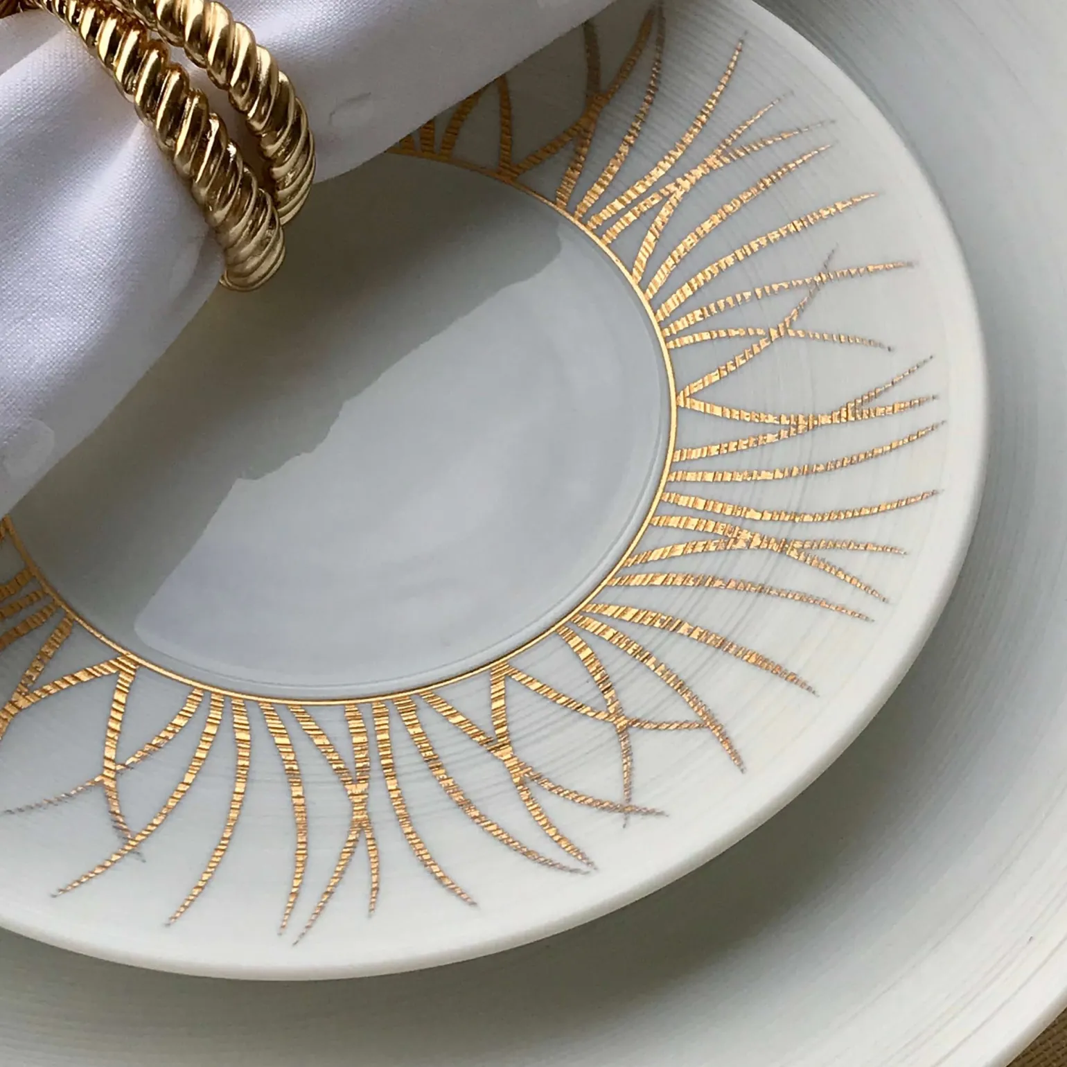 toundra_gold_charger_plat_1.webp Toundra Gold Charger Plate