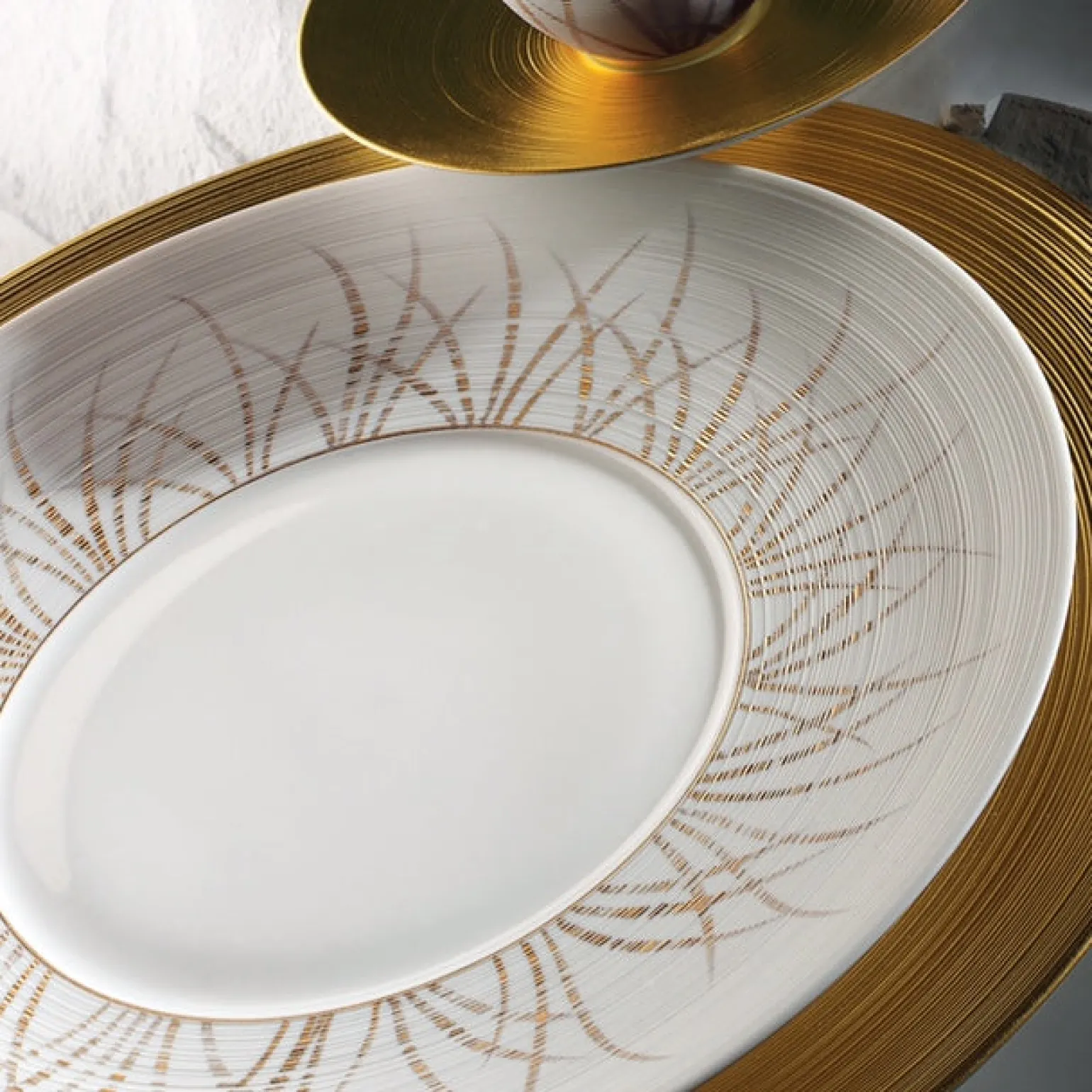 toundra_gold_charger_plat_3.webp Toundra Gold Charger Plate