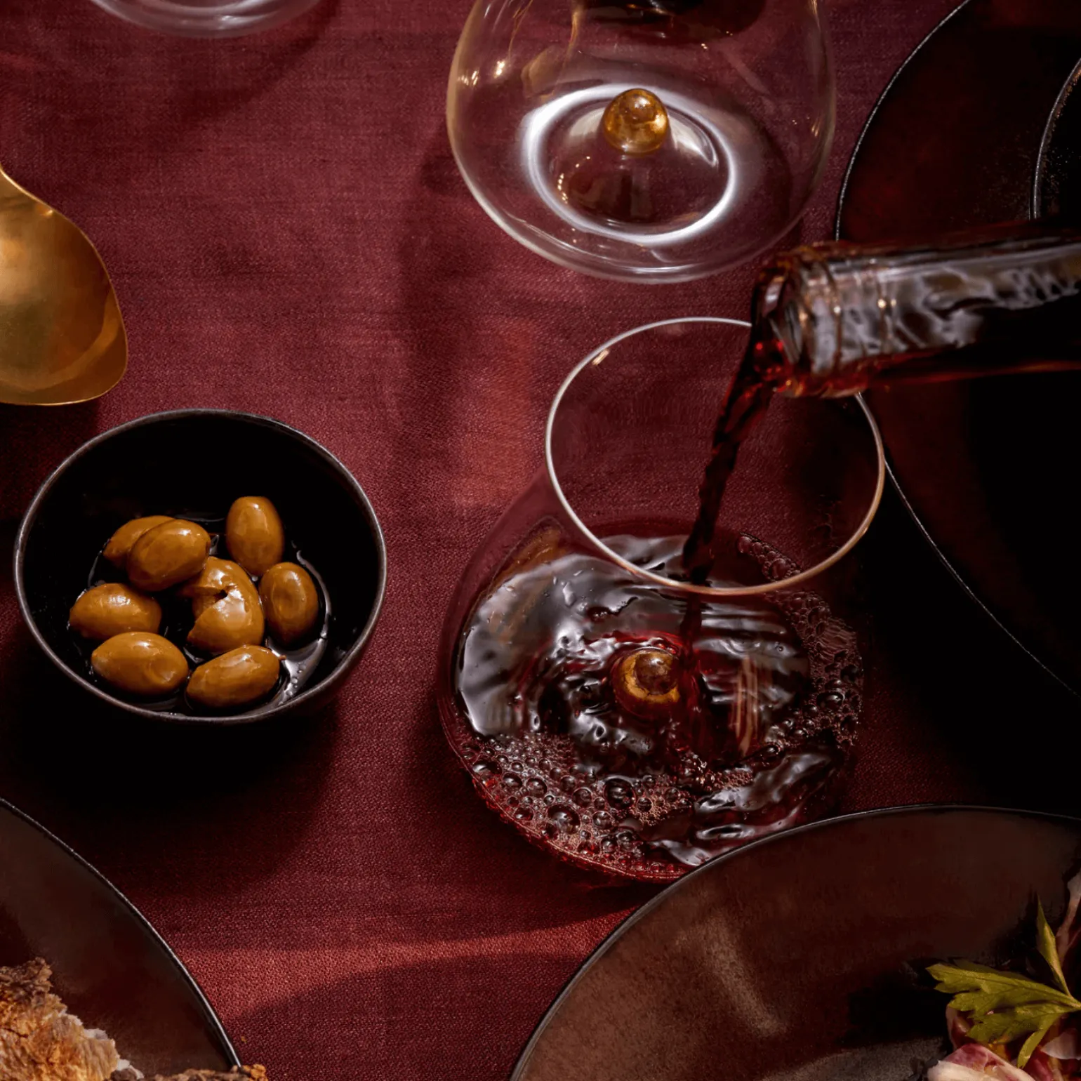 wine_linen_sateen_tablecl_1.webp Wine Linen Sateen Tablecloth